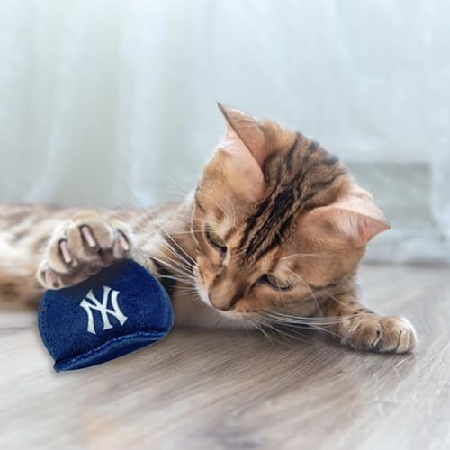 BEST PLUSH CAT TOY - MLB NEW YORK YANKEES Complete Set of 3 piece Cat Toys filled with Fresh Catnip. Incl: 1 Baseball Cap Cat Toy, 1 Baseball Cat Toy with Feathers & 1 Beer Bottle. Beautiful Team LOGO - color: New York Yankees